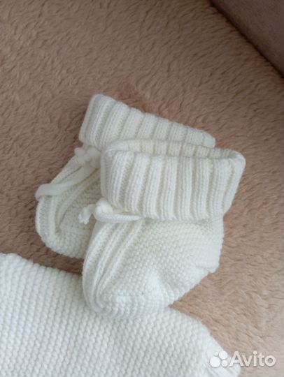 Вязаный комбенизон,шапка,пинетки для новорождённых