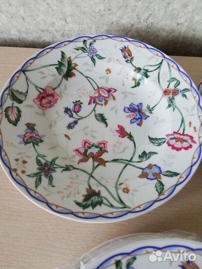 Тарелки с разным рисунком в наборе