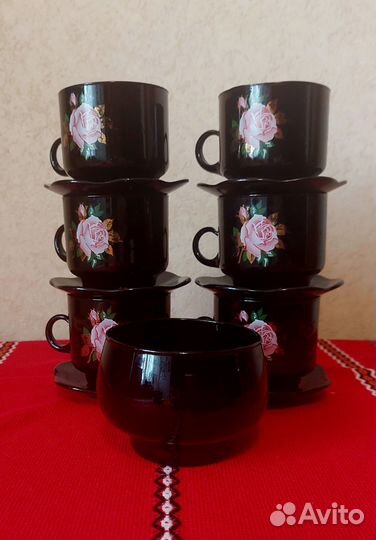 Набор чашек с блюдцами и сахарницей