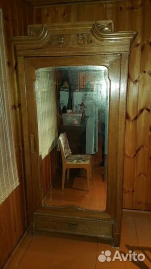 Шкаф антикварный с зеркалом цельное дерево