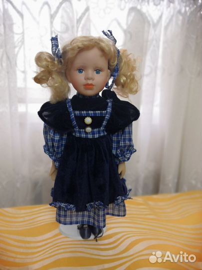 Фарфоровая кукла