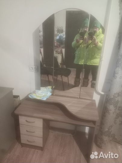 Трюмо с зеркалом