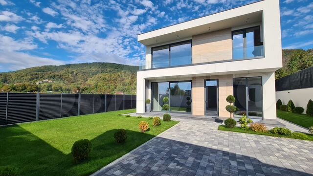 Дом 250 м² на участке 6 сот.