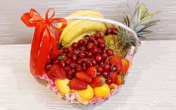 Фруктовая корзина с манго клубникой черешней
