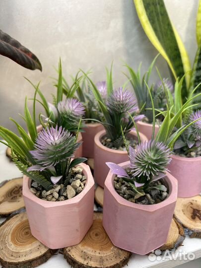 Гипсовое кашпо с искусственными растениями