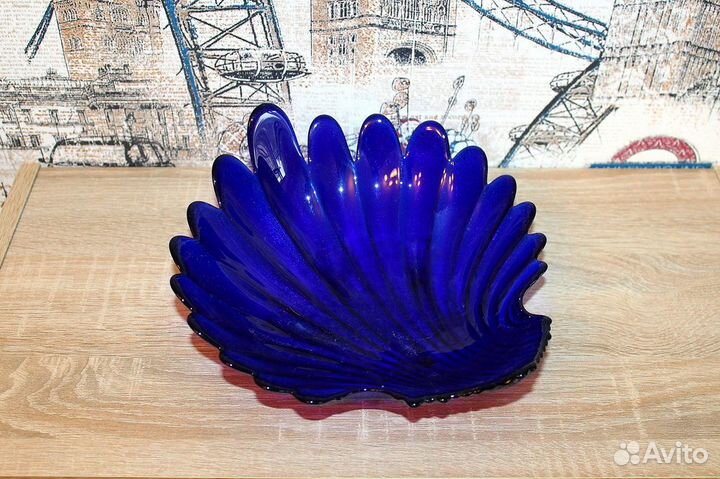 Ваза из синего стекла