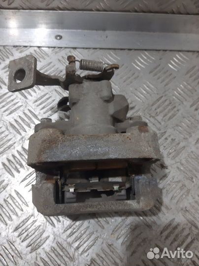 Суппорт задний левый Toyota Corolla E150 1ZR-FE