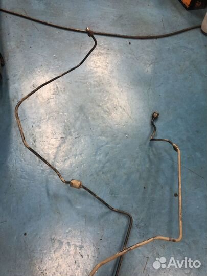 Тормозные трубки под днищем Ford Mondeo 4