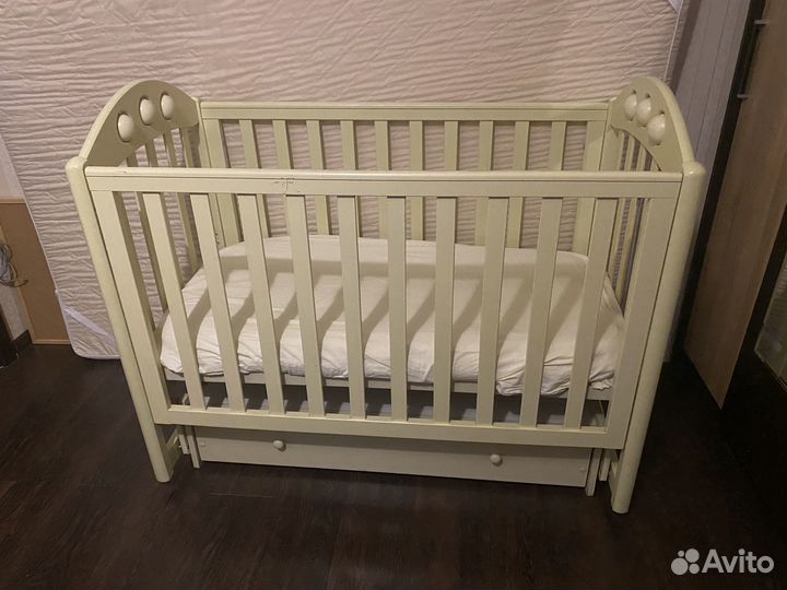 Детская кроватка с маятником и ящиком