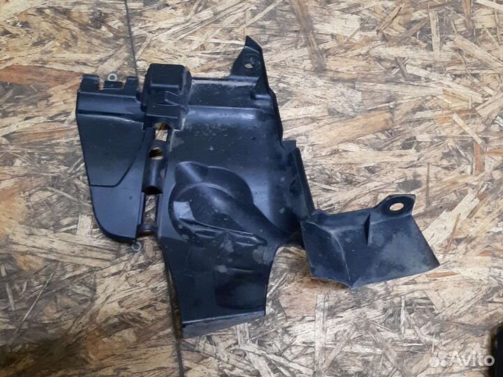 Пыльник двигателя правый Рено Аркана