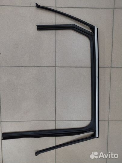 Уплотнитель верхний + хром задний R Santa Fe 4