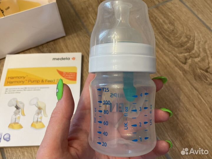 Молокоотсос medela ручной с бутылочкой