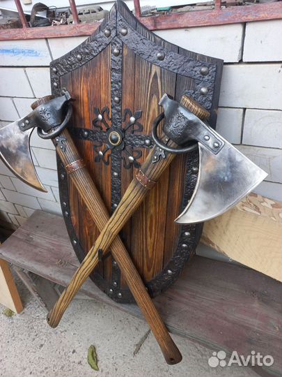 Щит с топорами