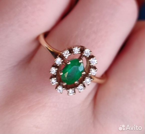 Золотое кольцо с изумрудом и бриллиантами
