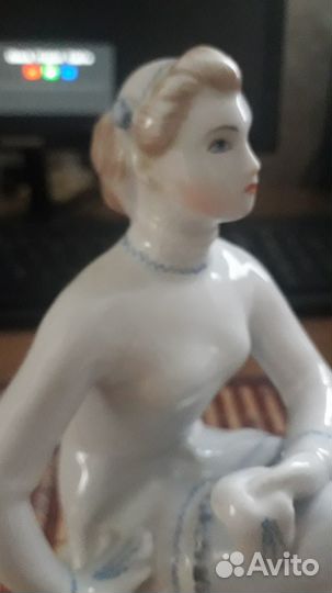 Фарфоровая статуэтка Конькобежка Лфз