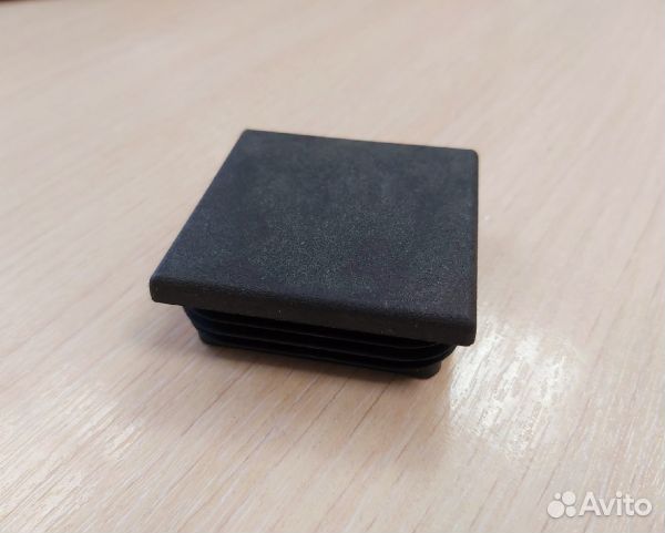 Заглушка квадратная 50x50 с ребрами, черная