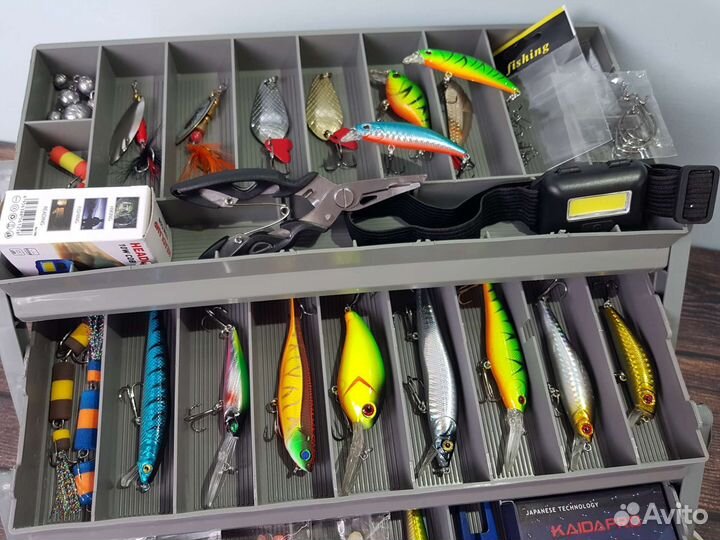 Ящик с набором для рыбалки на спиннинг