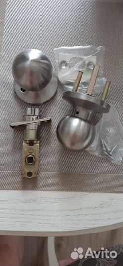 Петли для дверей и ручка защелка