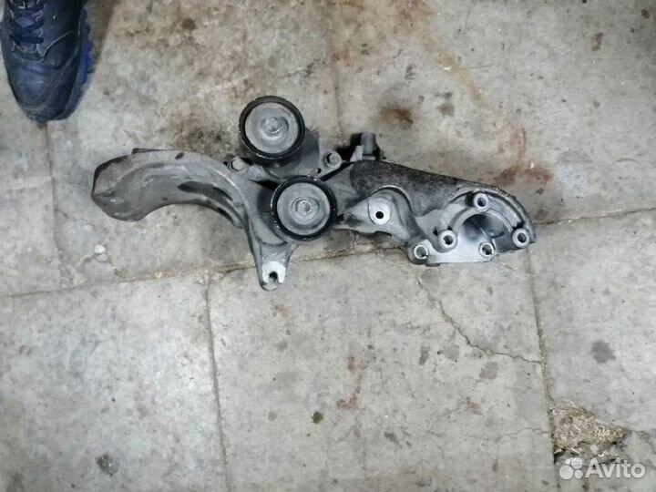 Кронштейн генератора Renault Sandero