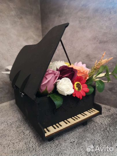 Букет цветов в рояле