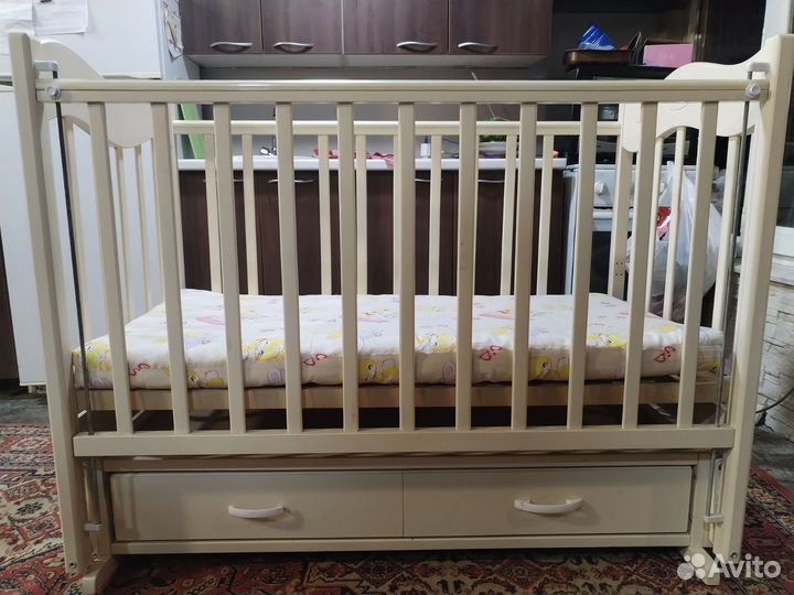 Детская кроватка с маятником