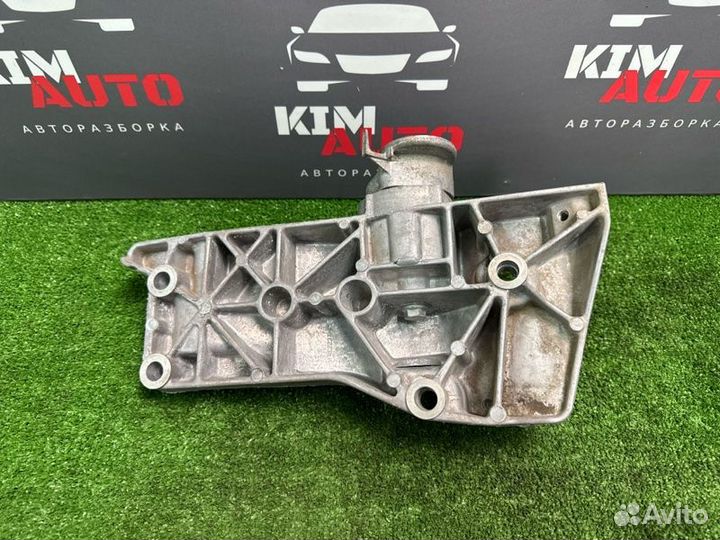 Кронштейн генератора Skoda Fabia 2 1.4 cggb 2011