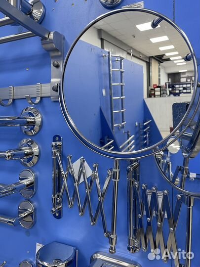 Косметическое зеркало настенное