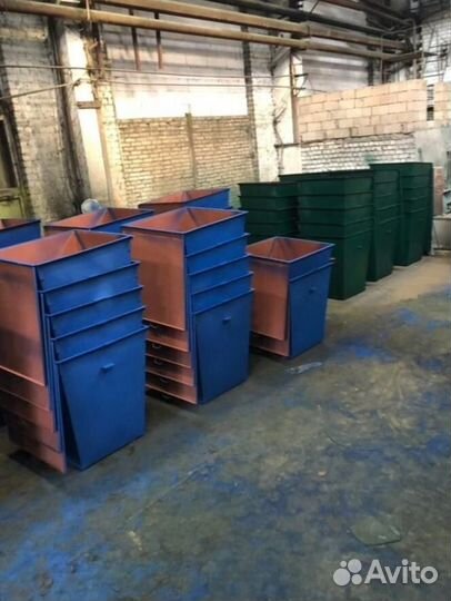 Мусорный бак с крышкой