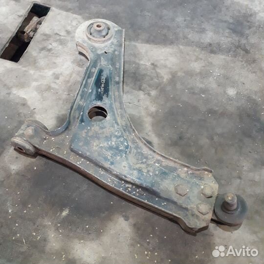 Рычаг подвески передний левый Шевроле Лачетти