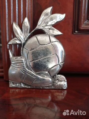 Эмблема футбола из металла