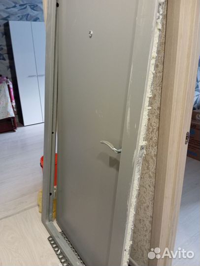 Дверь входная металлическая от застройщика