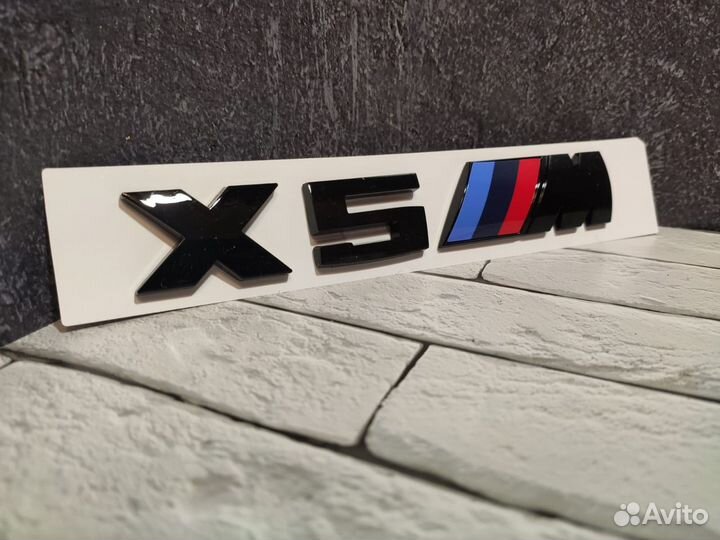 Шильдик BMW X5M черный глянец на багажник