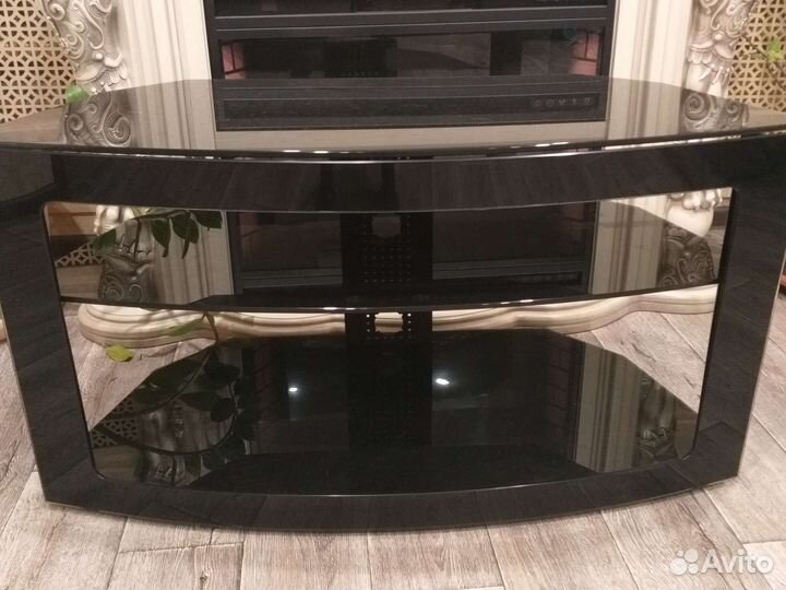 Стеклянная тумба под тв