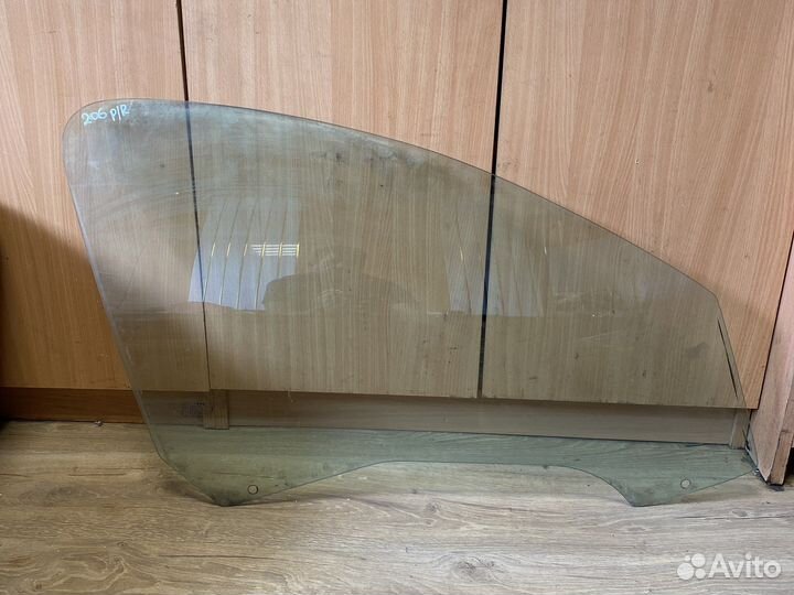 Peugeot 206 переднее правое стекло двери