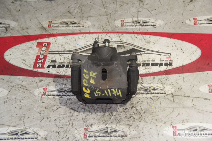 Суппорт перед право c Toyota Funcargo NCP20 2NZ-FE