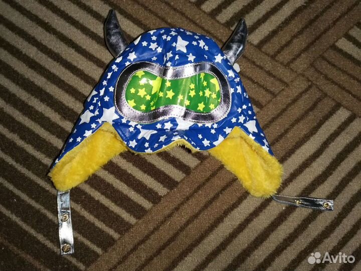 Шапочки, кепки много