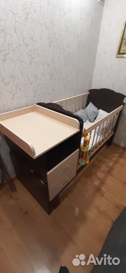 Детская кроватка с маятником