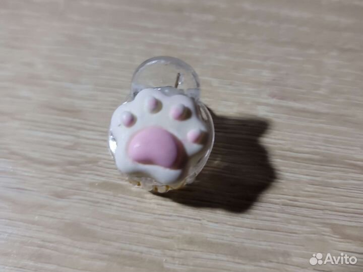 Заколка в виде лапки