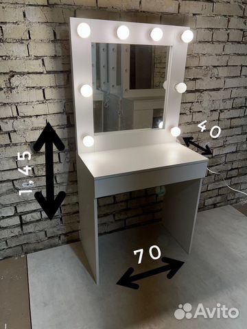 Гримерный столик с лампочками