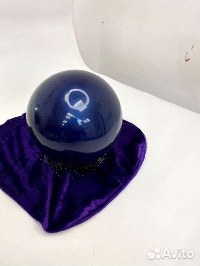 Мяч и палочки для художественной гимнастики