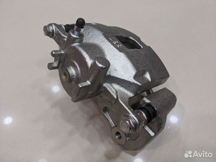 Суппорт передний правый mitsubishi L200 (05)