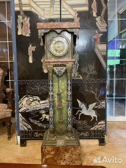 Антикварные часы и пьедистал