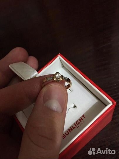 Кольцо с бриллиантом