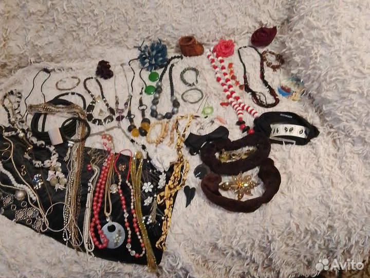 Бежутерия бусы браслеты серьги броши заколки