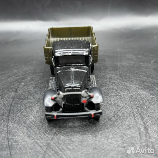 Модель моделька газ 1:43 машина машинка