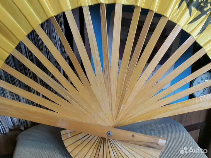 Веер огромный желтый