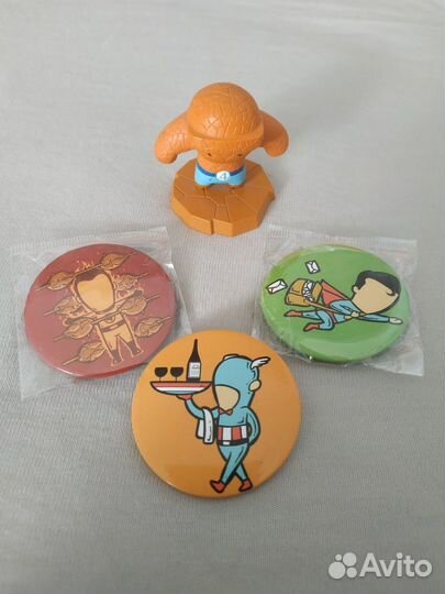 Значки 3 шт. и Фигурка Супергерои