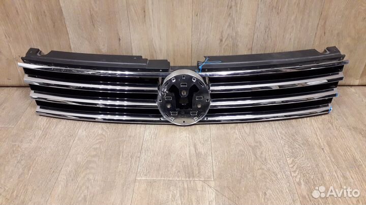 Решетка радиатора №18 Volkswagen Touareg 2 NF 2016