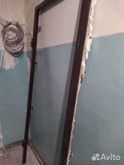 Дверь входная металлическая б/у