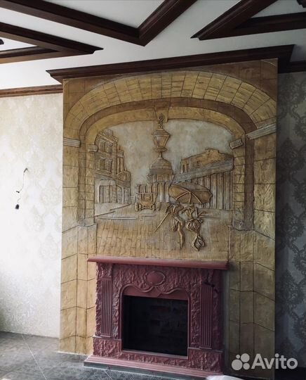 Барельеф на стене в интерьере